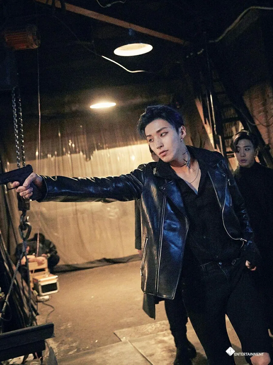 Một thành viên B.A.P trong MV Skydive. (Ảnh: Internet)