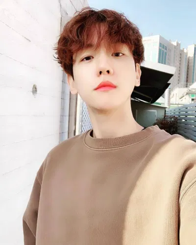 Baekhyun thường chia sẻ ảnh selfie trên Instagram. (Nguồn: Insstagram) Baekhyun thường chia sẻ ảnh selfie trên Instagram. (Nguồn: Insstagram)