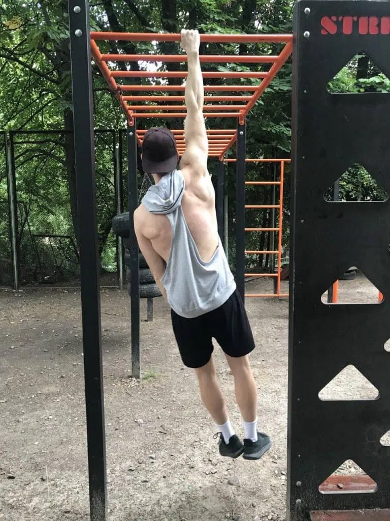 Thử nâng cấp bằng cách treo người một tay nào! (Ảnh: Internet). Thử nâng cấp bằng cách treo người một tay nào! (Ảnh: Internet).