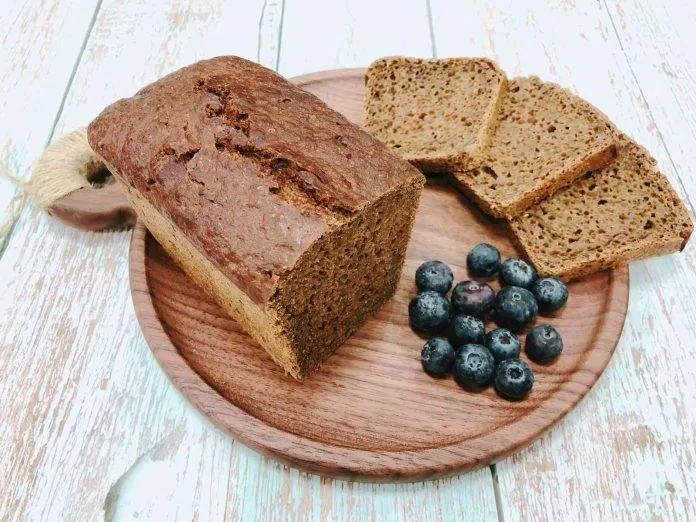 Bánh mì đen là sự lựa chọn tốt hơn là bánh mì trắng nếu bạn đang gai,r cân. (Nguồn: Internet)