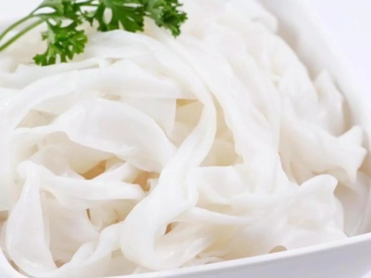 Để miến, bún, bánh phở nhìn đẹp mắt và bảo quản được lâu hơn, nhiều người sản xuất đã thêm vào một số hóa chất tẩy trắng và chất bảo quản. (Nguồn: Internet) Để miến, bún, bánh phở nhìn đẹp mắt và bảo quản được lâu hơn, nhiều người sản xuất đã thêm vào một số hóa chất tẩy trắng và chất bảo quản. (Nguồn: Internet)