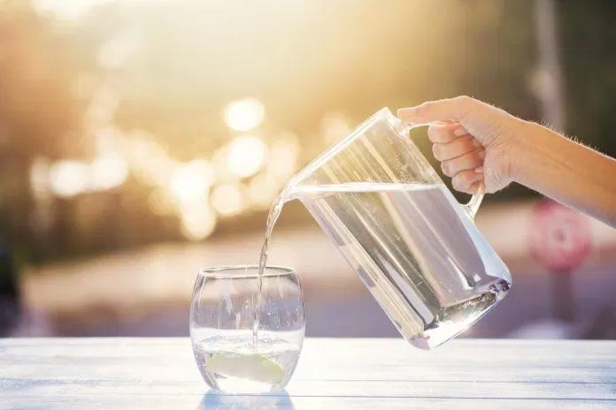 Uống đủ nước là cách đơn giản để tăng cường sức khỏe (Ảnh: Internet).