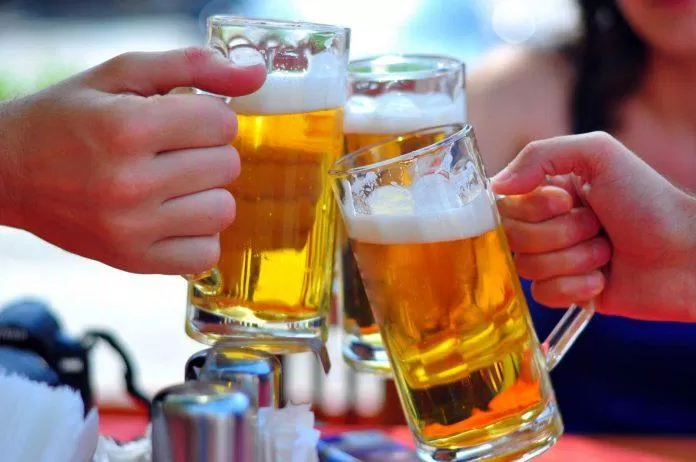 Bia gây tăng cân và tích mỡ bụng nếu bạn uống thường xuyên. (Nguồn: Internet)