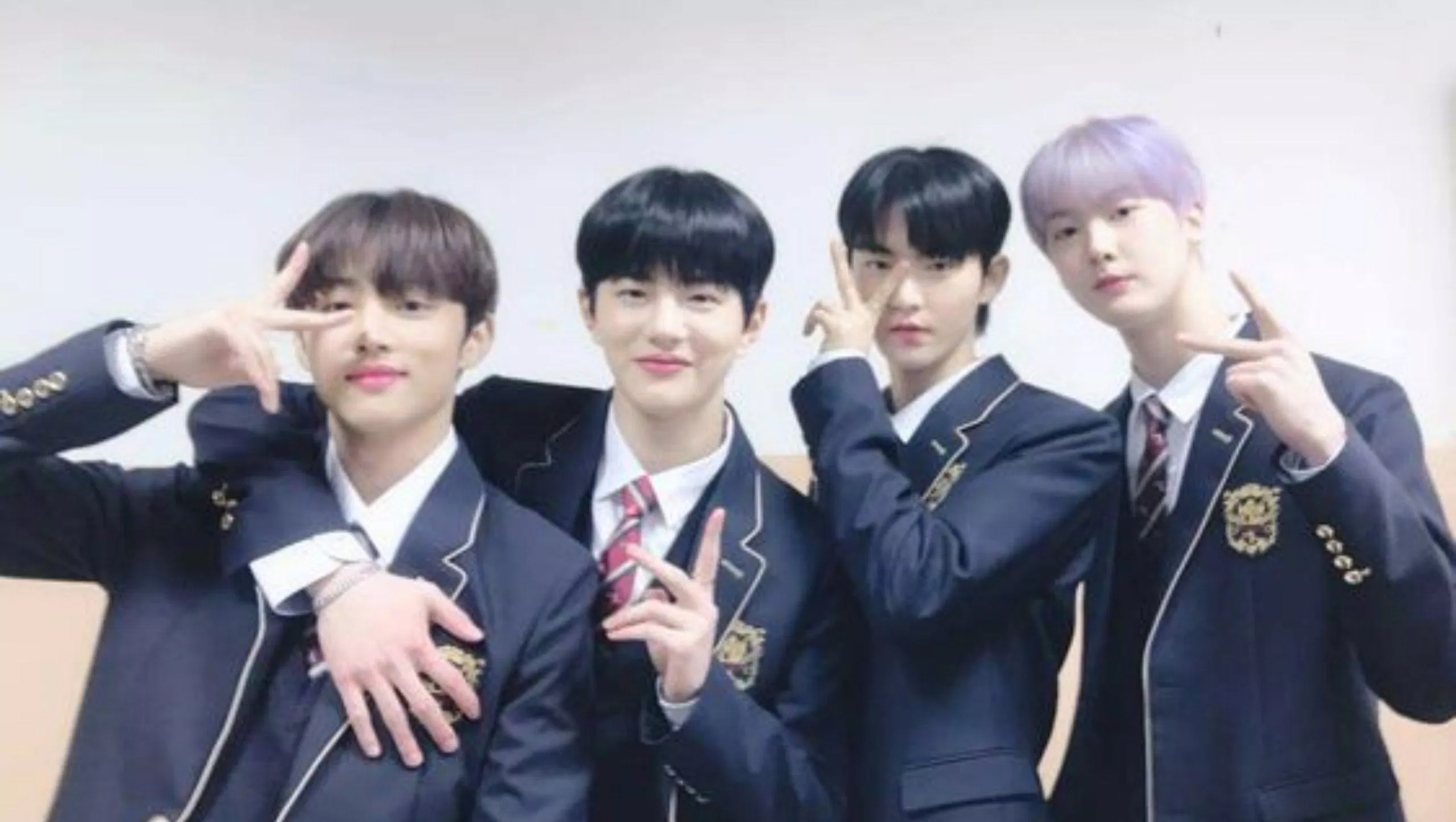 Hội bạn 00 line gồm: Sun Woo (The Boyz), Sanha (ASTRO), Bomin (Golden Child), Hur Hyunjun (Hwall cựu thành viên The Boyz) gặp gỡ nhau tại trường học và cùng chụp ảnh (Ảnh: Internet).