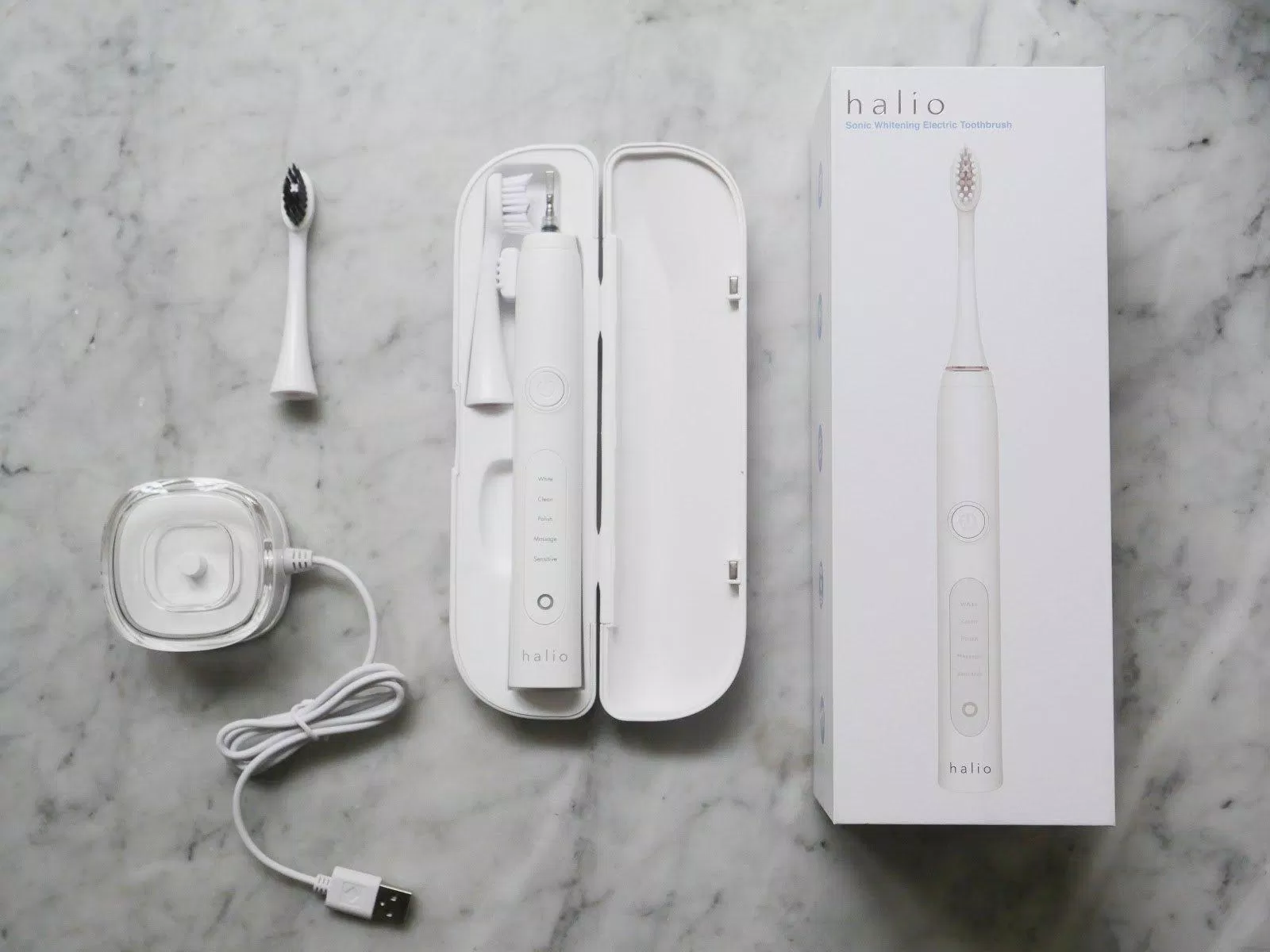 Trọn bộ sản phẩm gồm 1 bàn chải, 1 đầu để refill và sạc không dây. (Ảnh: Internet)