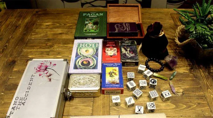 Bạn có thể book lịch coi bói bài Tarot qua fanpage của Black Collar Tarot. (Ảnh: Internet)