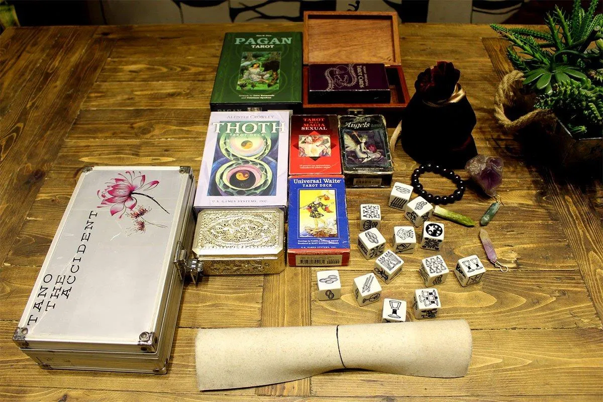 Bạn có thể book lịch coi bói bài Tarot qua fanpage của Black Collar Tarot. (Ảnh: Internet)