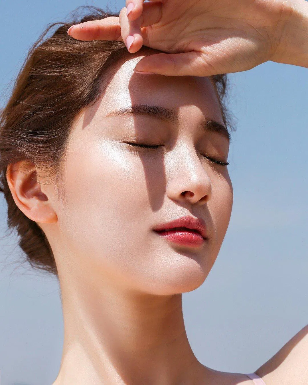 Bạn không nên ra ngoài ngay khi vừa thoa kem chống nắng vì lúc này kem vẫn chưa thể phát huy tác dụng ngay được (Nguồn: Internet).