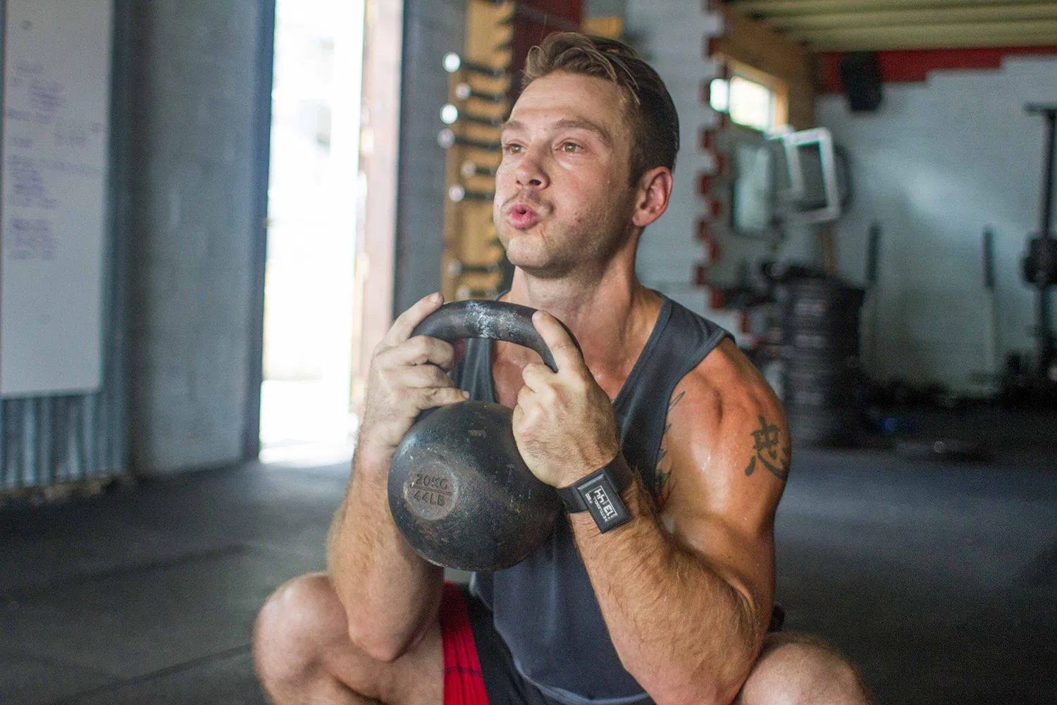 Khi tập squat hãy hít vào lúc ngồi xuống và thở ra lúc đứng lên (Ảnh: Internet). Khi tập squat hãy hít vào lúc ngồi xuống và thở ra lúc đứng lên (Ảnh: Internet).