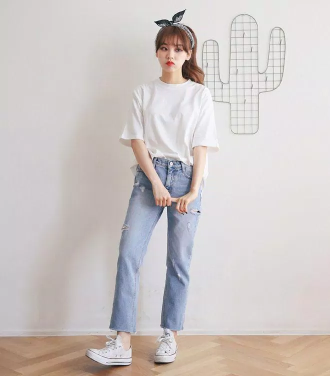 Kết hợp basic giữa áo phông và quần Jean (Ảnh: Internet)