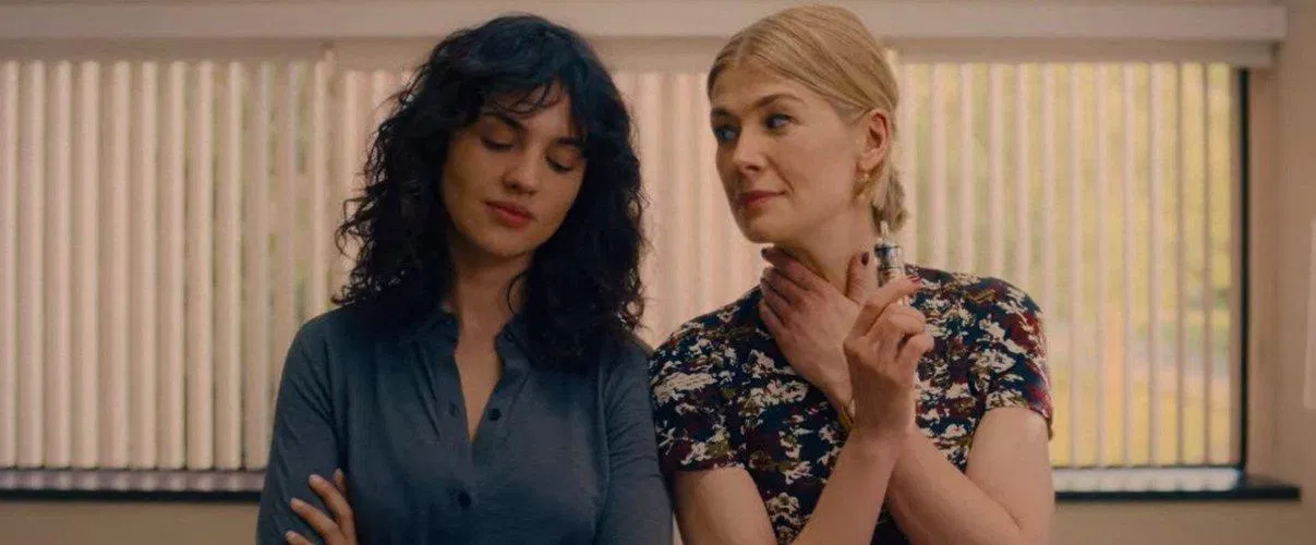 Cặp đôi bách hợp bên nhau trong mọi phi vụ. (Ảnh: Internet)