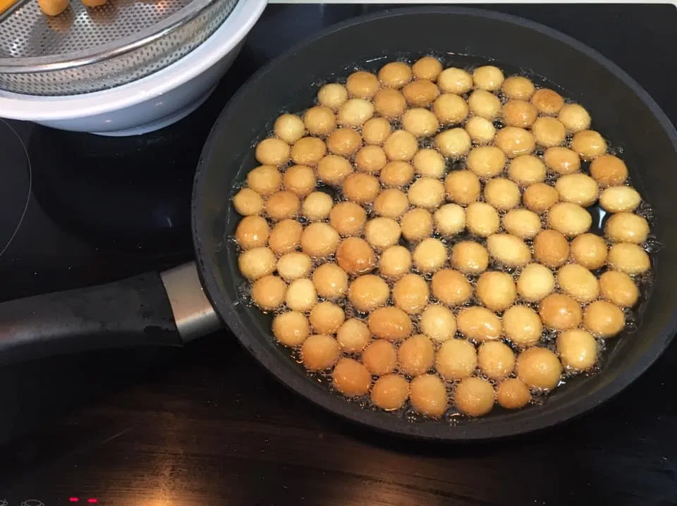 Nên chiên bánh nhãn trong lửa nhỏ và đảo đều nhằm tránh cháy bánh (Nguồn: Internet)