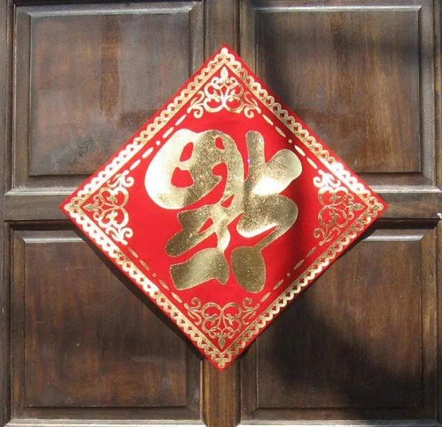 Phong tục dán chữ "Phúc" treo ngược trước cửa nhà ở Trung Quốc (Ảnh: Internet)