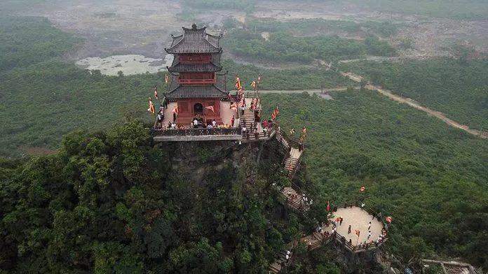 Chùa Ngọc nằm trên đỉnh Thất Tinh - vị trí cao nhất trong quần thể chùa Tam Chúc. (Ảnh: Internet)