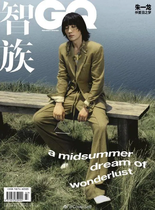 Kiểu tóc dìm nhan sắc và cách tạo dáng khó hiểu của Chu Nhất Long trên tạp chí GQ. (Nguồn: Internet) Kiểu tóc dìm nhan sắc và cách tạo dáng khó hiểu của Chu Nhất Long trên tạp chí GQ. (Nguồn: Internet)