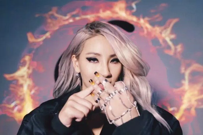 Bộ nails được thiết kế táo bạo và trang sức tay đi kèm đã hỗ trợ tối đa cho danh hiệu "chị đại Kpop" của CL. (Nguồn: Internet)