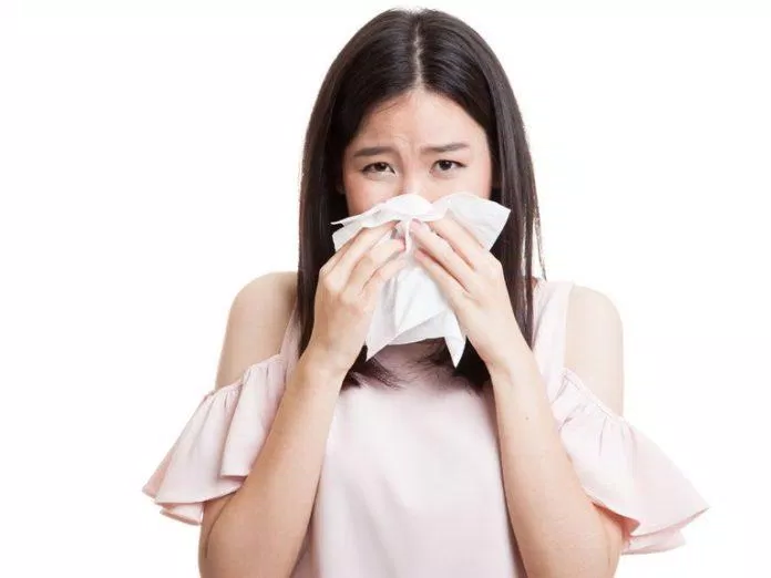 Hắt xì là một trong những cách lây truyền COVID-19 và cảm cúm nhiều nhất (Ảnh: Internet).