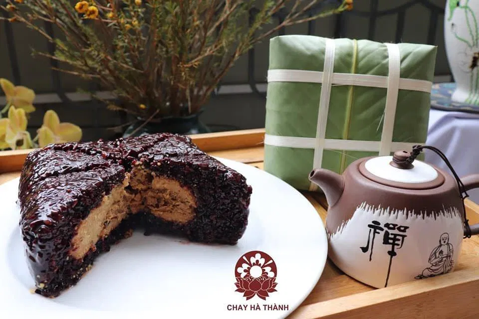 Một chiếc Bánh chưng chay Hà Thành. (Ảnh: Fanpage Bánh chưng chay Hà Thành)