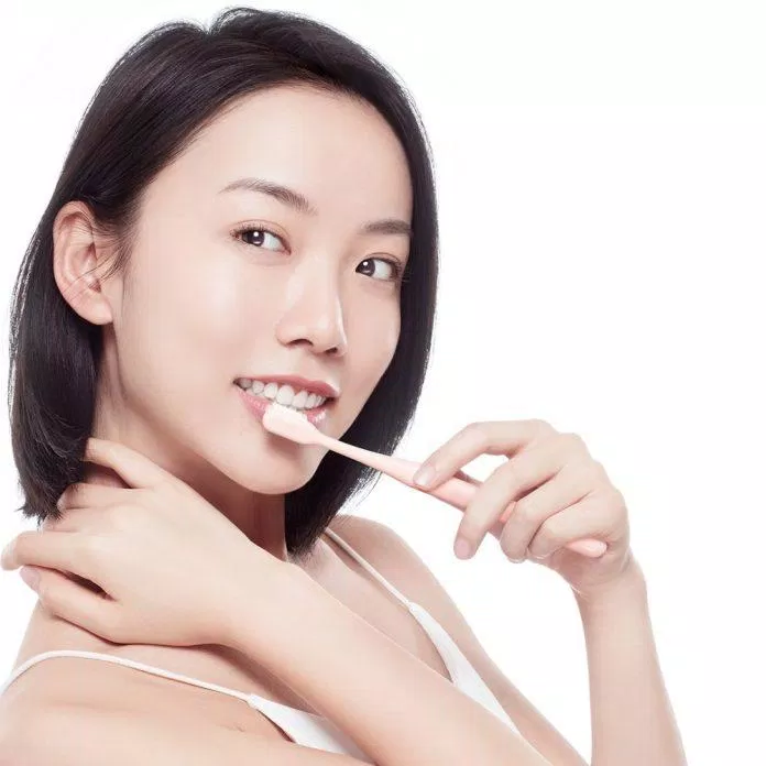 Đánh răng trước khi đi ngủ là một việc vô cùng quan trọng để bảo vệ sức khỏe răng miệng và giúp bạn ngủ thoải mái hơn. (Nguồn: Internet) Đánh răng trước khi đi ngủ là một việc vô cùng quan trọng để bảo vệ sức khỏe răng miệng và giúp bạn ngủ thoải mái hơn. (Nguồn: Internet)