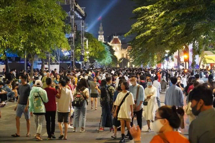 Người dân Việt Nam đổ ra đường đêm giao thừa đón năm 2021 (Ảnh: Internet)