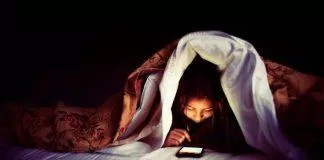 tác hãi dùng điện thoại khi ngủ (ảnh: Internet).
