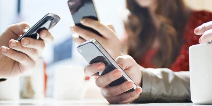 Chiếc smartphone là vật bất ly thân của nhiều người (ảnh: Internet).