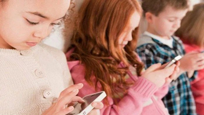 Sử dụng điện thoại trước khi ngủ làm gián đoạn thời gian (ảnh: Internet).