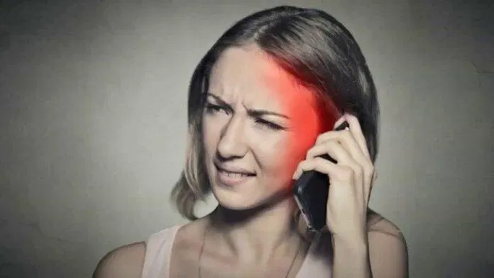 Nằm dùng điện thoại làm cong cột sống (ảnh: Internet).