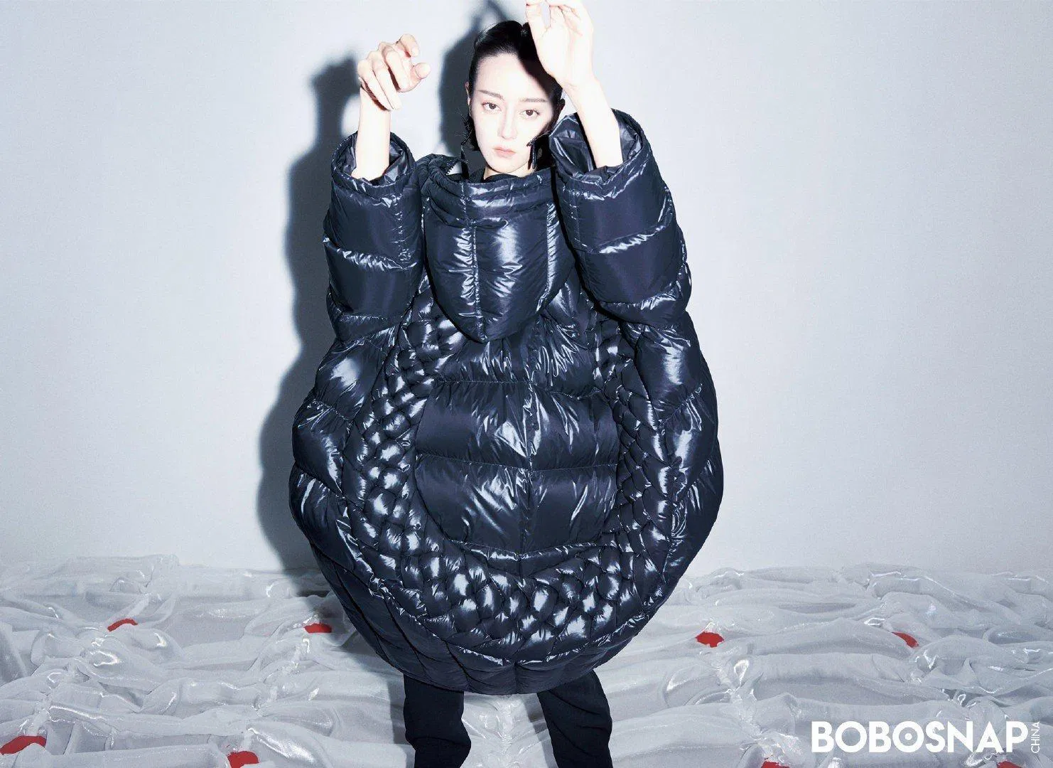 Cách pose dáng khó hiểu của Địch Lệ Nhiệt Ba. (Nguồn: Internet) Cách pose dáng khó hiểu của Địch Lệ Nhiệt Ba. (Nguồn: Internet)