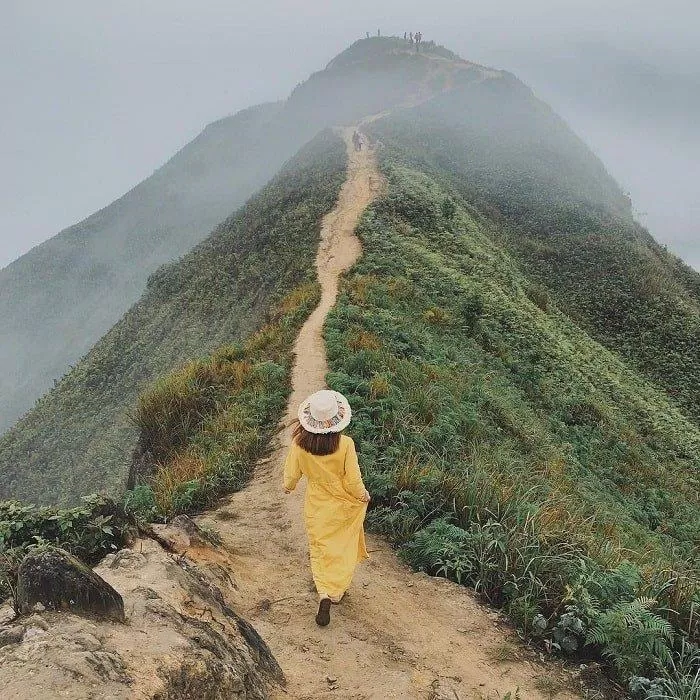 Núi non ẩn hiện giữa sương trắng mịt mờ (Ảnh: Internet). Núi non ẩn hiện giữa sương trắng mịt mờ (Ảnh: Internet).