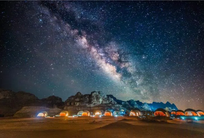 Những khu lều trại rực rỡ sắc màu dưới màn trời đầy sao lấp lánh tại Wadi Rum (Ảnh: Internet).
