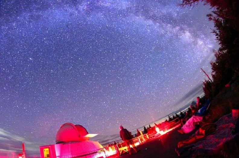Ngắm sao tại khu bảo tồn Mont-Mégantic, Canada (Ảnh: Internet). Ngắm sao tại khu bảo tồn Mont-Mégantic, Canada (Ảnh: Internet).