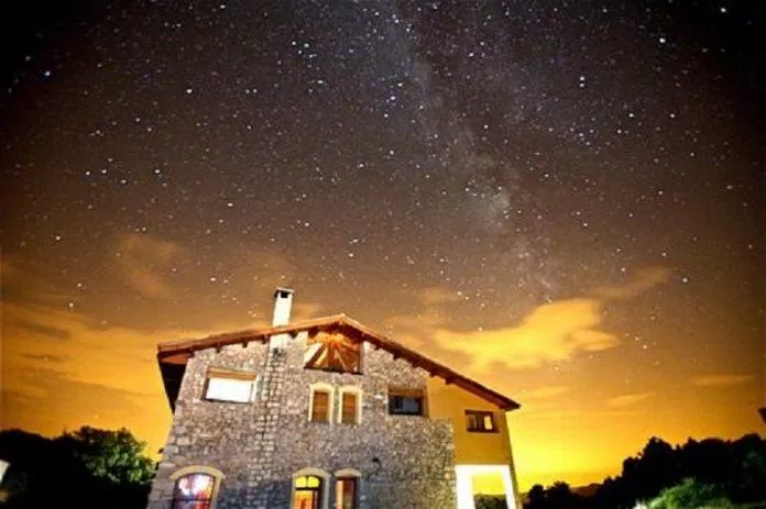 Một ngôi nhà đơn sơ dưới bầu trời sao của Ager, Tây Ban Nha (Ảnh: Internet).