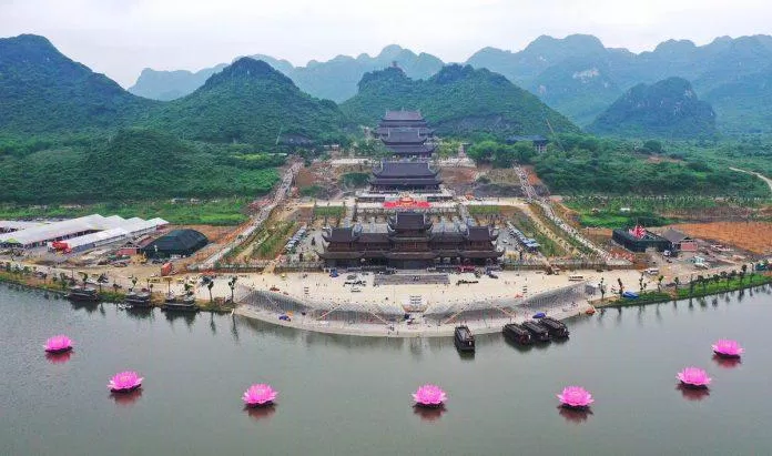 Phong cảnh hùng vĩ và ngoạn mục xung quanh chùa Tam Chúc. (Ảnh: internet)