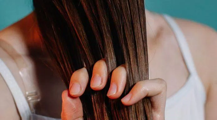 Bạn nên dùng các tinh dầu dưỡng có nguồn gốc thiên nhiên đảm bảo an toàn cho tóc (Nguồn: Internet).