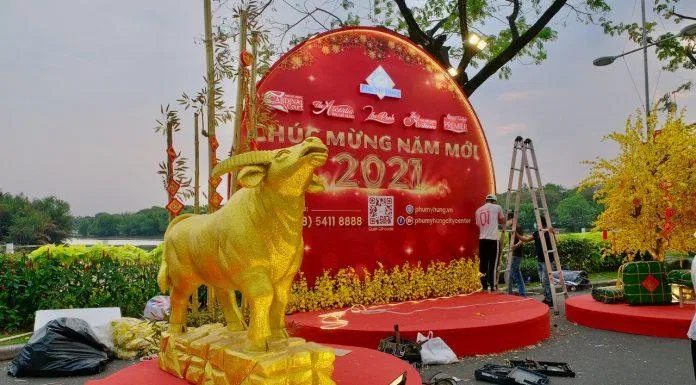 Đường hoa Phú Mỹ Hưng chào xuân với chú trâu vàng ngẩn cao đầu, cực kỳ oai phong (Ảnh: Internet).