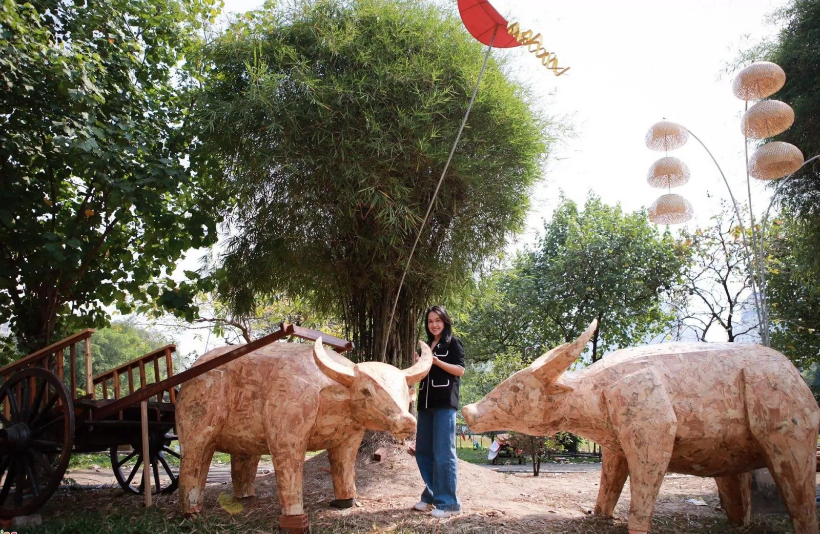 Linh vật trâu được làm từ vật liệu thân thuộc môi trường (Ảnh: Internet).