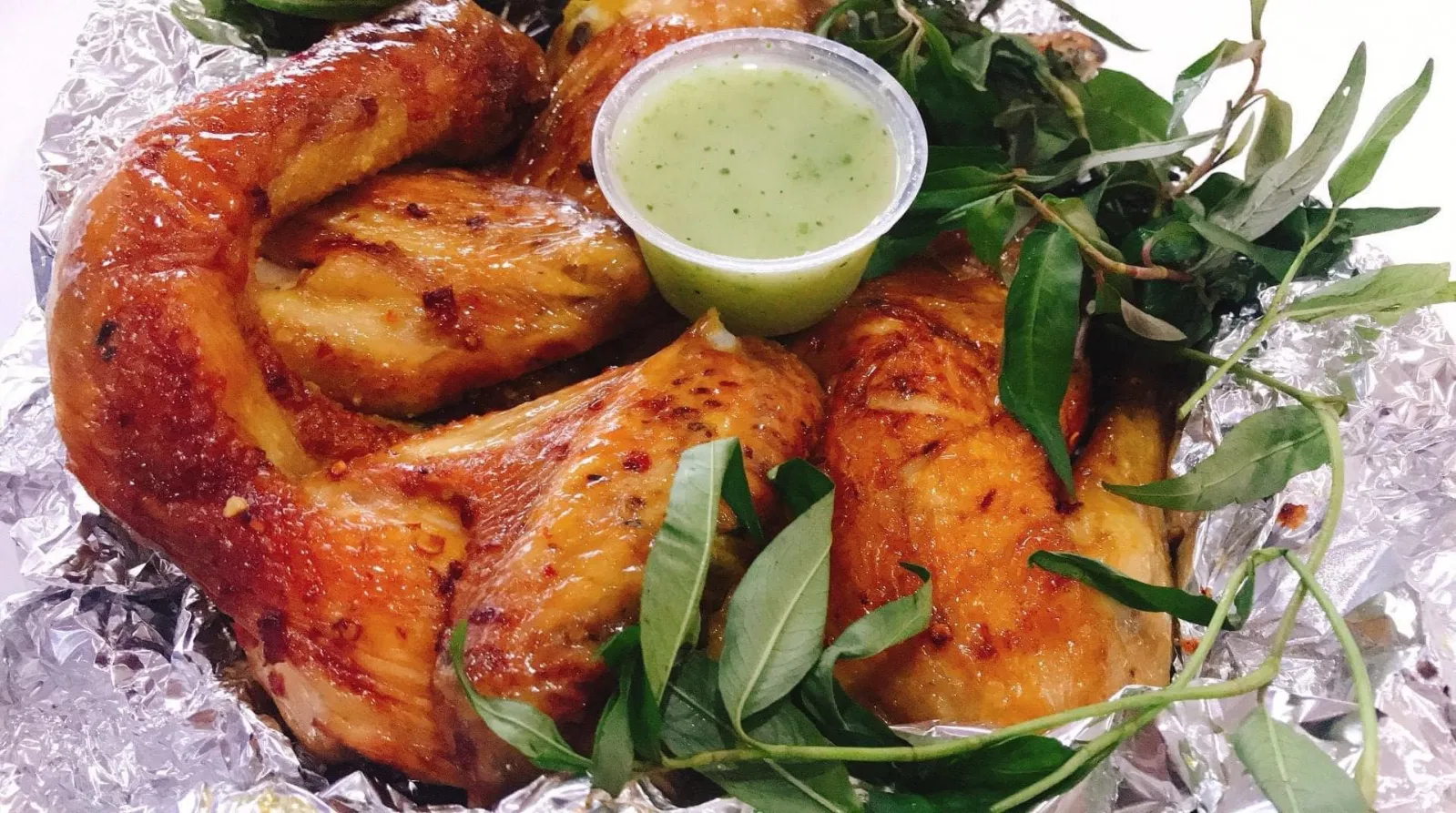 Gà nướng chấm muối ớt xanh ngon đậm đà (Nguồn: Internet)