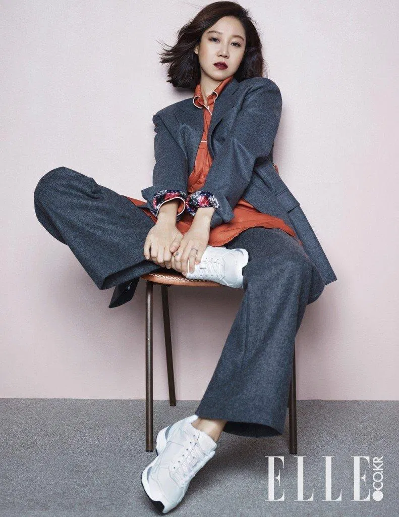 Với thân hình chuẩn và đôi chân dài miên man, nữ diễn viên có thể “cân” mọi loại trang phục. (Nguồn: Internet) Với thân hình chuẩn và đôi chân dài miên man, nữ diễn viên có thể “cân” mọi loại trang phục. (Nguồn: Internet)