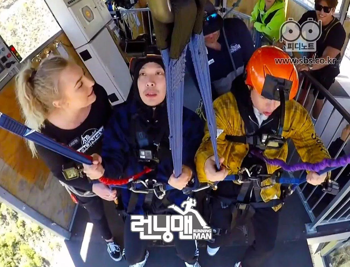 Haha và Se Chan thực hiện việc đu Nevis Swing đầu tiên. (Ảnh : Internet). Haha và Se Chan thực hiện việc đu Nevis Swing đầu tiên. (Ảnh : Internet).