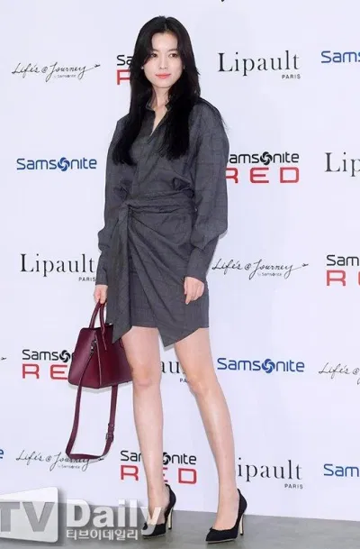 Han Hyo Joo được khen ngợi hết lời vì vóc dáng cực chuẩn với chiều cao 1m72. (Nguồn: Internet) Han Hyo Joo được khen ngợi hết lời vì vóc dáng cực chuẩn với chiều cao 1m72. (Nguồn: Internet)