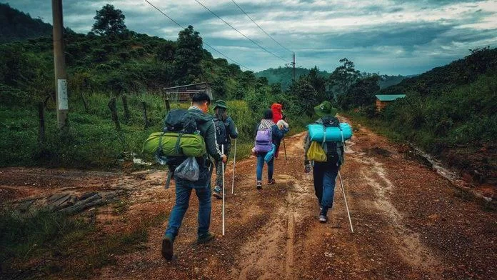 Ba lô, giày giữa ấm, giấy tờ tùy thân, tiền,... là vật dụng không thể thiếu trong chuyến hành trình (Nguồn: Internet)