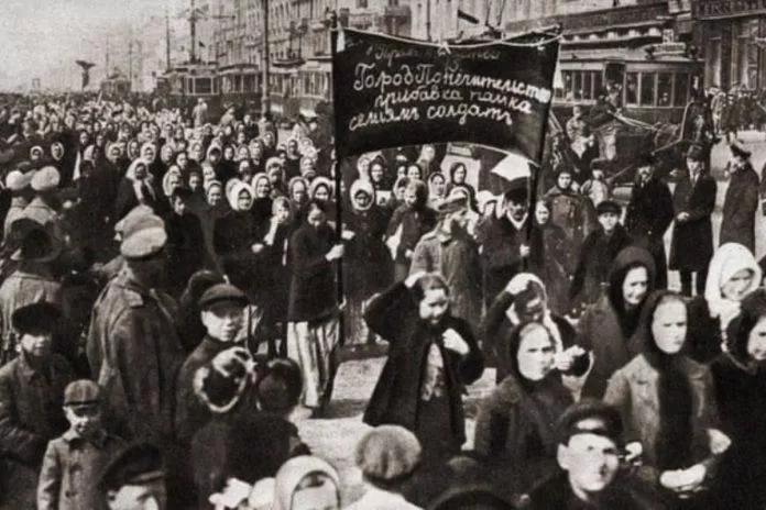 Những người biểu tình nữ ở Petrograd (nay là St Petersburg) vào ngày 8 tháng 3 năm 1917. (Nguồn: Internet)