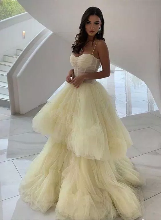 Hình ảnh váy cưới đẹp màu vàng (Ảnh: Internet)