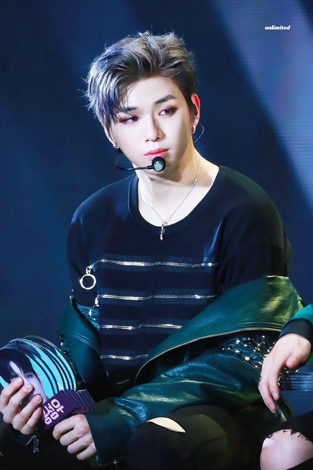 Tạm biệt Kang Daniel, khóc xong cất gọn poster vào góc (Nguồn: Internet)