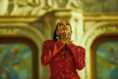 Thêm bộ móng có họa tiết nhựa acrylic dài và style quý cô của Jessi đã được xây dựng triệt để. (Nguồn: Internet)