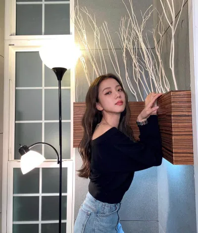 Jisoo thường xuyên chia sẻ các hình ảnh cá nhân trên Instagram. (Nguồn: Instagram) Jisoo thường xuyên chia sẻ các hình ảnh cá nhân trên Instagram. (Nguồn: Instagram)