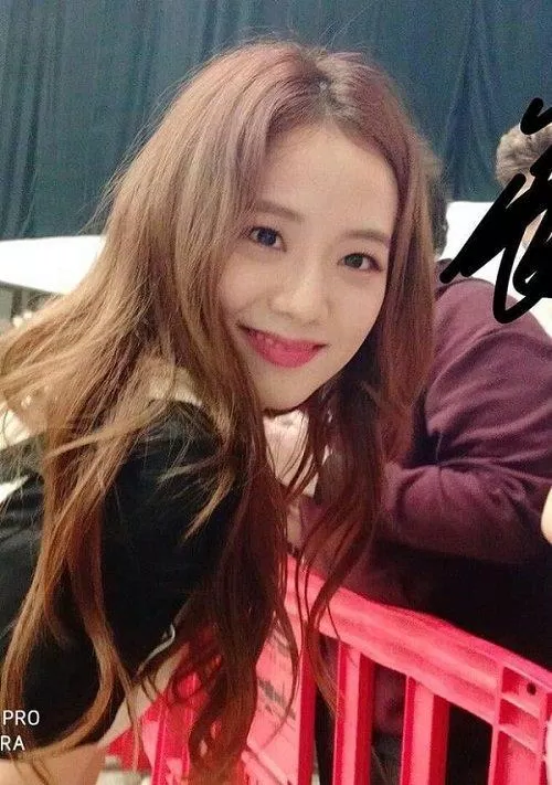 Jisoo là minh chứng cho câu nói "ảnh chất lượng thấp nhưng người chất lượng cao." (Nguồn Internet)