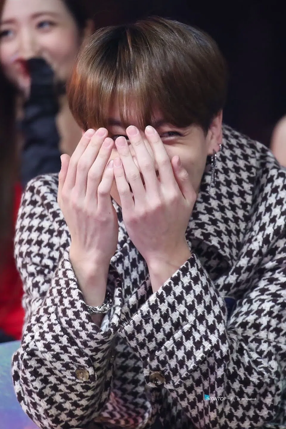 Jungkook đã từng rất ngại ngùng và cả ngại trong việc giao tiếp (Ảnh: Internet)