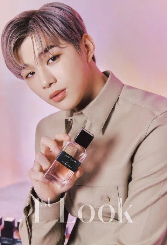 Kang Daniel chụp ảnh cùng nước hoa của Givenchy Beauty (Ảnh: Internet)